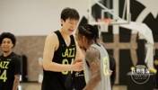 翻译：杨瀚森在爵士试训表现很惊艳！上去就13-0打爆了对手！