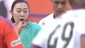 日本联赛球员此前不小心碰到女裁判胸部，小伙要看路啊😂